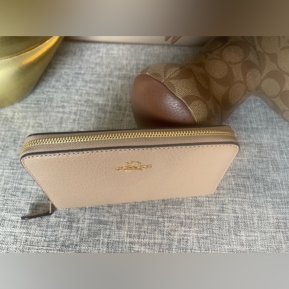 $99(NWT) Coach Medium ID Zip Wallet Pebble Leather - Picture 3 of 5